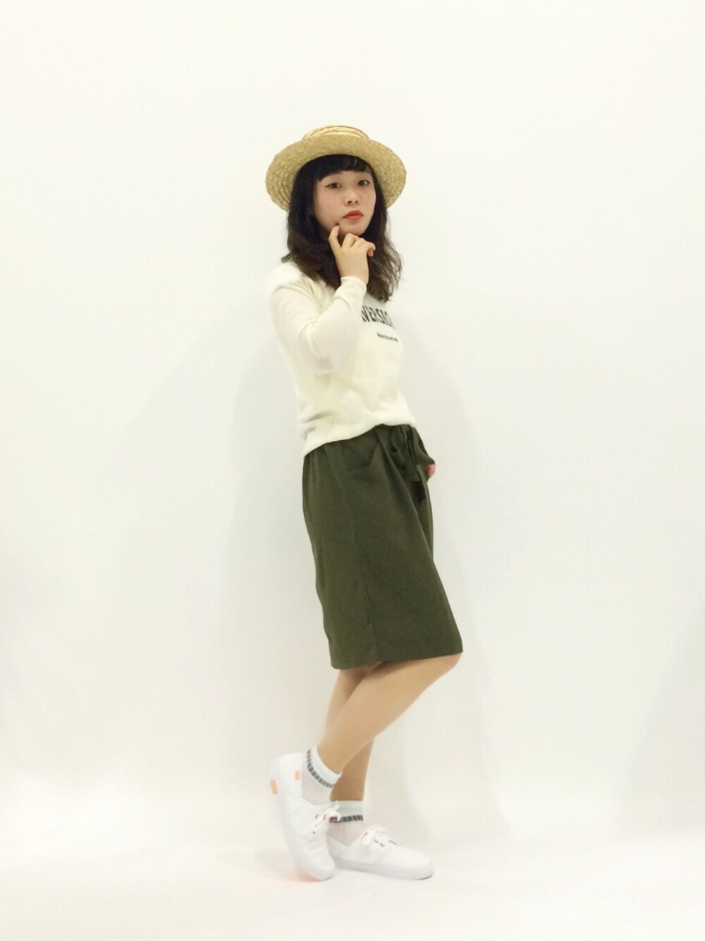 「ガーリー、ホワイトソックス、ドッキングワンピ、カンカン帽、麦わら帽子、薄手のニット」｜「ROXYのHERMOSA II（スニーカー、ホワイト系）」を使った、クボヤさん（レディース・157cm）の春コーディネートの1枚目の写真