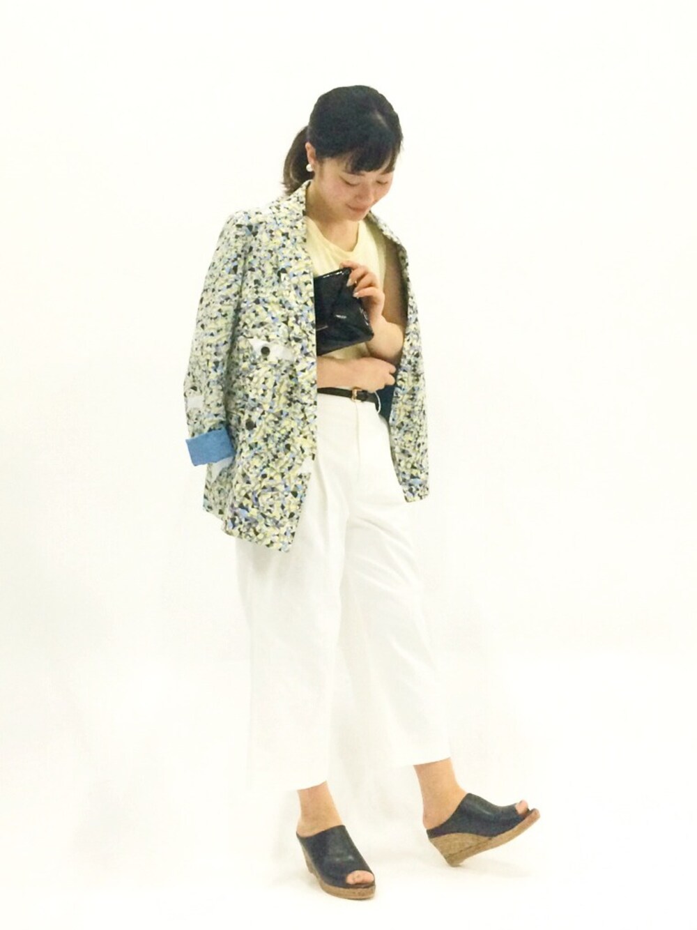 ベージュ系のタンクトップ、ブルー系のテーラードジャケット、ホワイト系のその他パンツを着用したレディースの春コーディネートの1枚目の写真