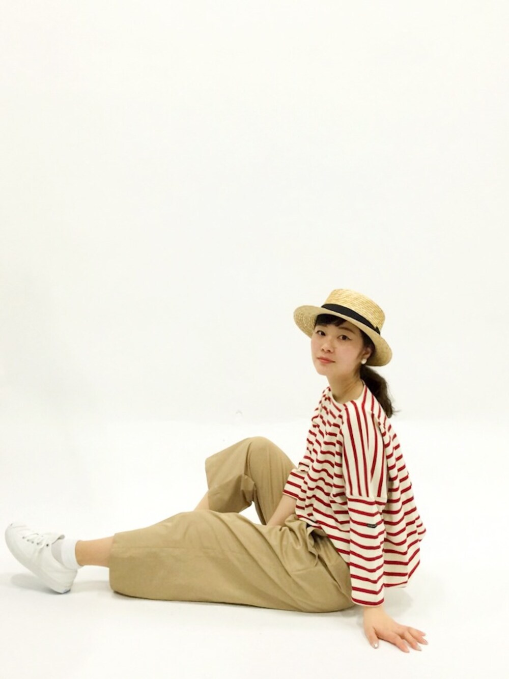 レッド系のTシャツ/カットソー、ベージュ系のその他パンツを着用したレディースの春コーディネートの1枚目の写真