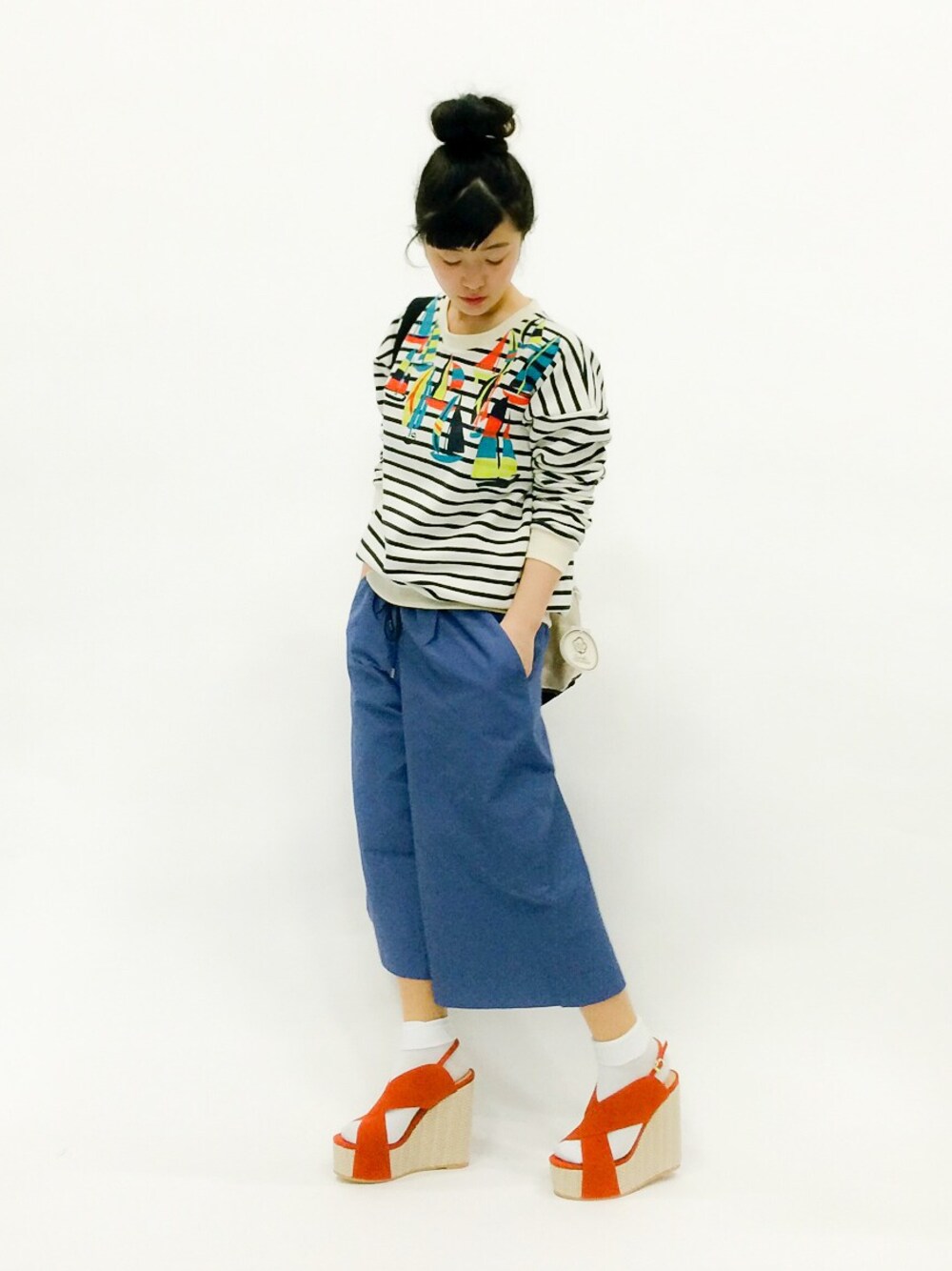 「マリン、ボーダートップス、petit bateau、お団子ヘアー、ゆったりコーデ、プチバトー、おだんごヘアー」｜「PETIT BATEAUのマリニエールプリント長袖プルオーバー（その他トップス、ホワイト系）」を使った、クボヤさん（レディース・157cm）の春コーディネートの1枚目の写真