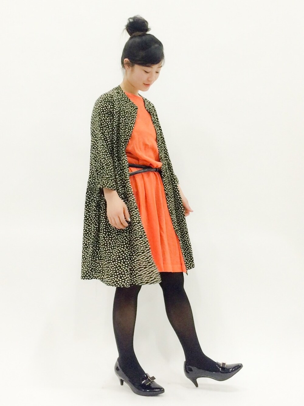 「ワンピース、お団子ヘアー、エナメルシューズ、小花柄、オレンジニット」｜「natural stance Libreの小花プリント ワンピース（ワンピース、ブラック系）」を使った、クボヤさん（レディース・157cm）の春コーディネートの1枚目の写真