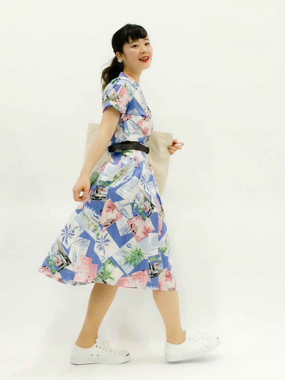 ブルー系のシャツ/ブラウス、ブルー系のスカート、その他のエコバッグ/サブバッグを着用したレディースの春コーディネートの1枚目の写真