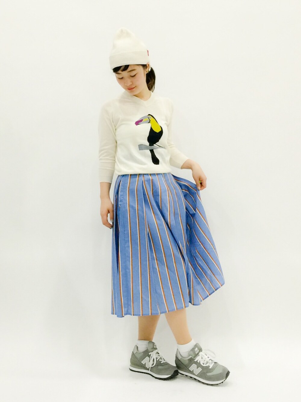 「ホワイトニット、鳥、ストライプスカート、白ニット帽、モチーフニット」｜「FIL DE FERのバードインターシャ ７分袖プルオーバー（ニット/セーター、ホワイト系）」を使った、クボヤさん（レディース・157cm）の春コーディネートの1枚目の写真