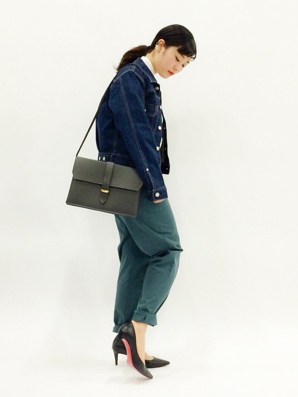「パンプス、白シャツ、デニムジャケット、A.P.C.、Bshop、丸襟、Steven Alan」｜「chumchumのMINT DROP / レッドソールパンプス _7（パンプス、ブラック系）」を使った、クボヤさん（レディース・157cm）の春コーディネートの1枚目の写真