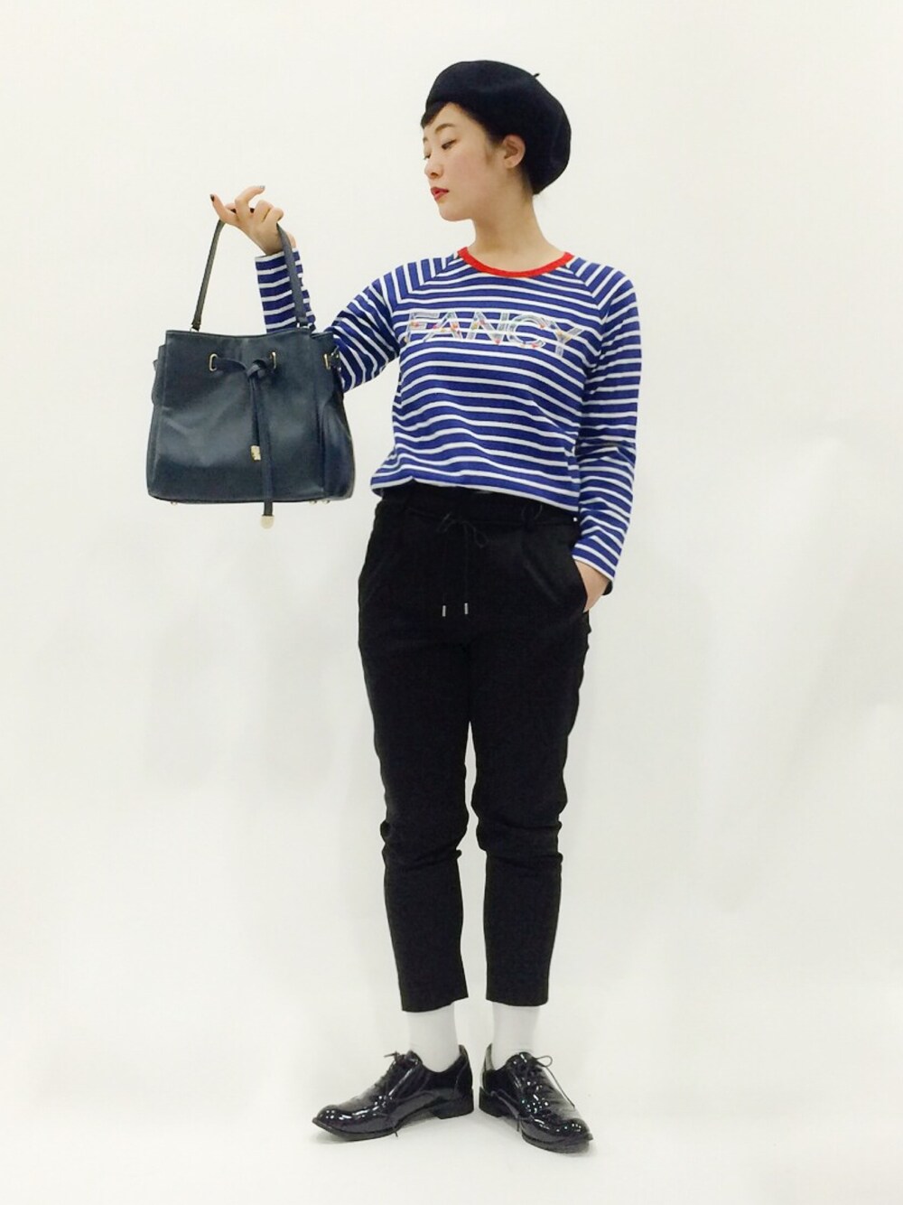 ブルー系のTシャツ/カットソー、ブラック系のその他パンツ、ブルー系のトートバッグを着用したレディースの春コーディネートの1枚目の写真