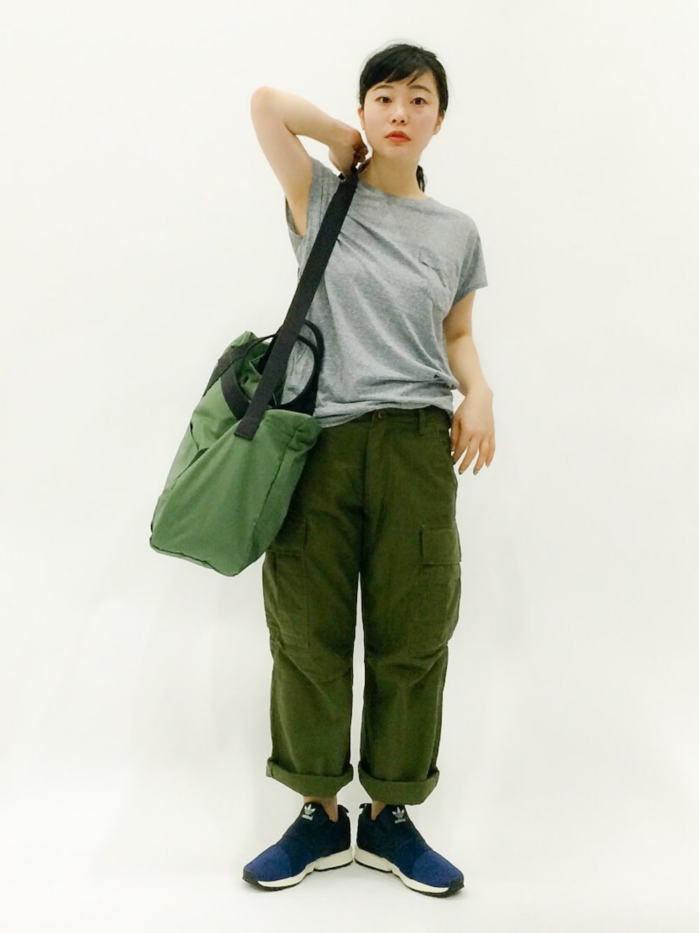 「adidas、カーキのカーゴパンツ、YAECA、6、zxflux、ヤエカ、グレーTシャツ」｜「And Aのadidas ZX FLUX SLIP ON（スニーカー、ブルー系）」を使った、クボヤさん（レディース・157cm）の春コーディネートの1枚目の写真