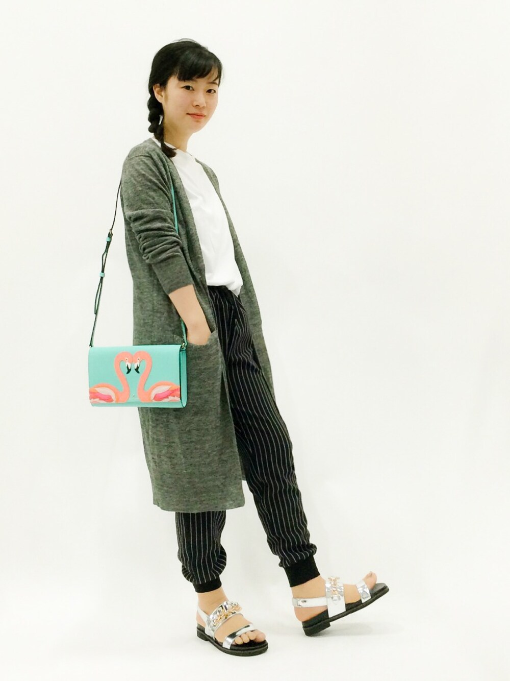 「オールインワン、ビジュー、ストライプパンツ、ロングカーディガン、フラミンゴ」｜「ODETTE E ODILEのOHL ジュエルチェーン SD20（サンダル、シルバー系）」を使った、クボヤさん（レディース・157cm）の春コーディネートの1枚目の写真