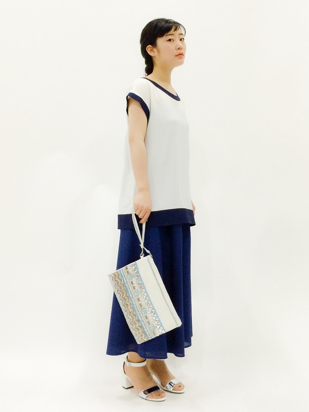「エスニック、シンプル、クラッチバッグ、キレイめ、サンダル」｜「CECIL McBEEのCECIL McBEE(セシルマクビー)タックフレアワイドパンツ31-05-2246-5（その他パンツ、ブルー系）」を使った、クボヤさん（レディース・157cm）の春コーディネートの1枚目の写真