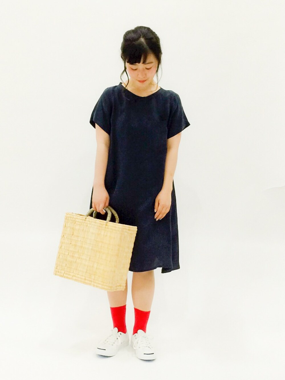 「ワンピース、ナチュラル、かごバッグ、ピクニック、HELIOPOLE(HELIOPOLE)」｜「HELIOPOLEのheliopole  AラインキュプラゆるTワンピース（ワンピース、ブルー系）」を使った、クボヤさん（レディース・157cm）の春コーディネートの1枚目の写真