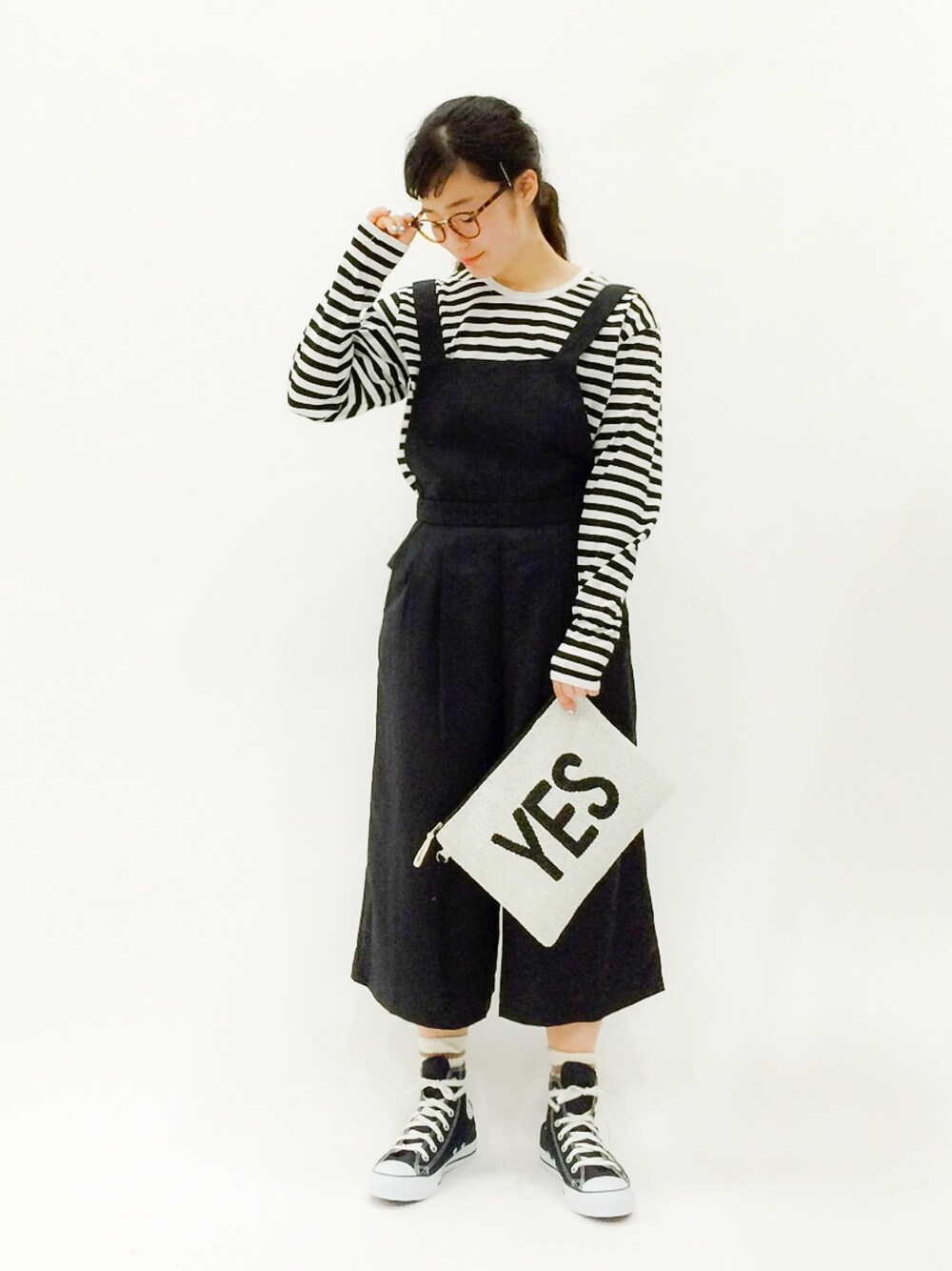 「ボーダー、marimekko、白黒、モノトーン、マリメッコ、ビーズ、モノクロ、ビーズバッグ」｜「marimekkoのTasaraita / PITKAHIHA（Tシャツ/カットソー、ブラック系）」を使った、クボヤさん（レディース・157cm）の春コーディネートの1枚目の写真
