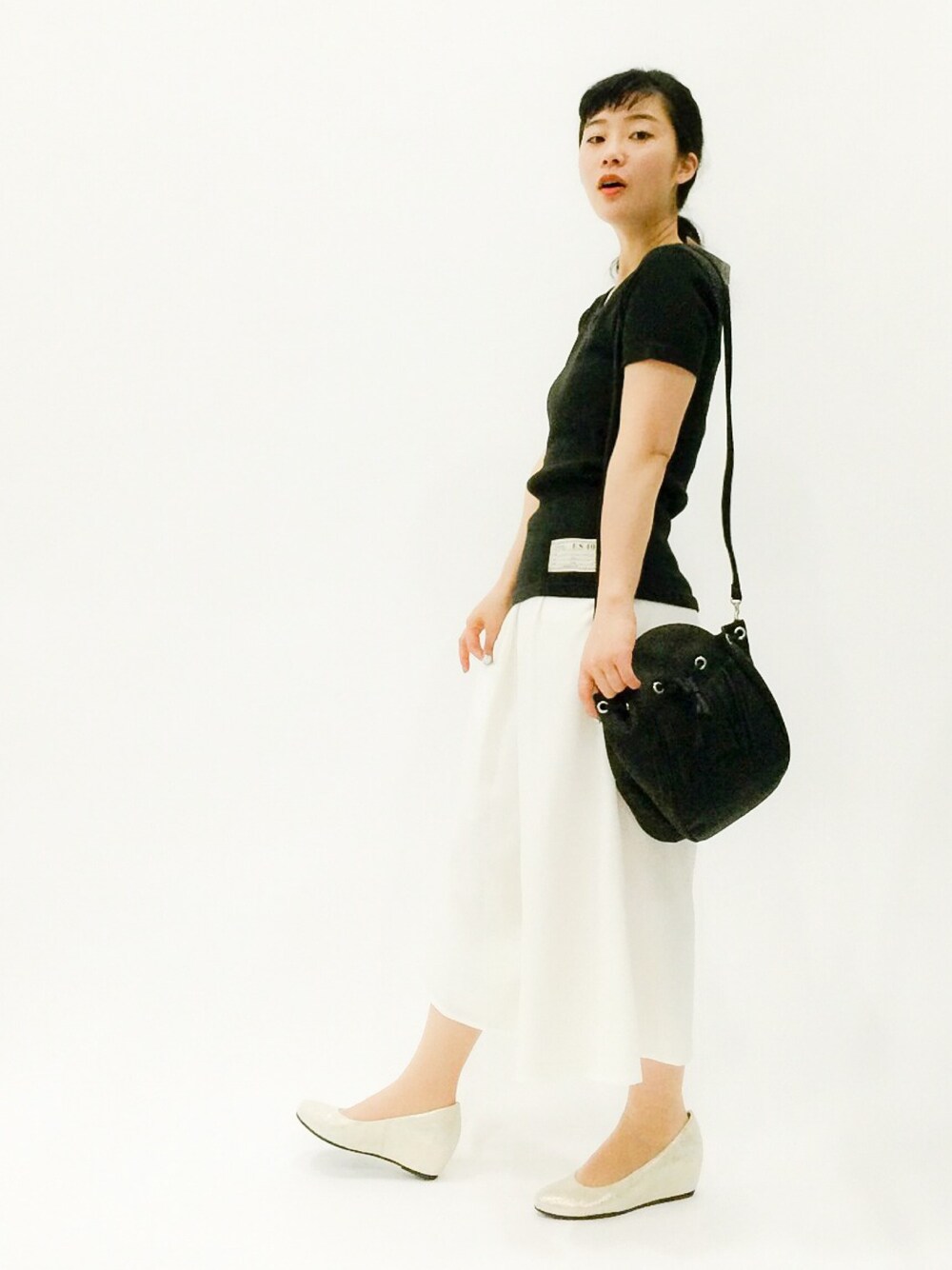 「ミリタリー、タイト、インヒール、ワイドパンツ、バレエシューズ」｜「AVIREXのavirex/アヴィレックス/レディース/ S/S COMAND V-NECK T-SHIRT（Tシャツ/カットソー、ブラック系）」を使った、クボヤさん（レディース・157cm）の春コーディネートの1枚目の写真