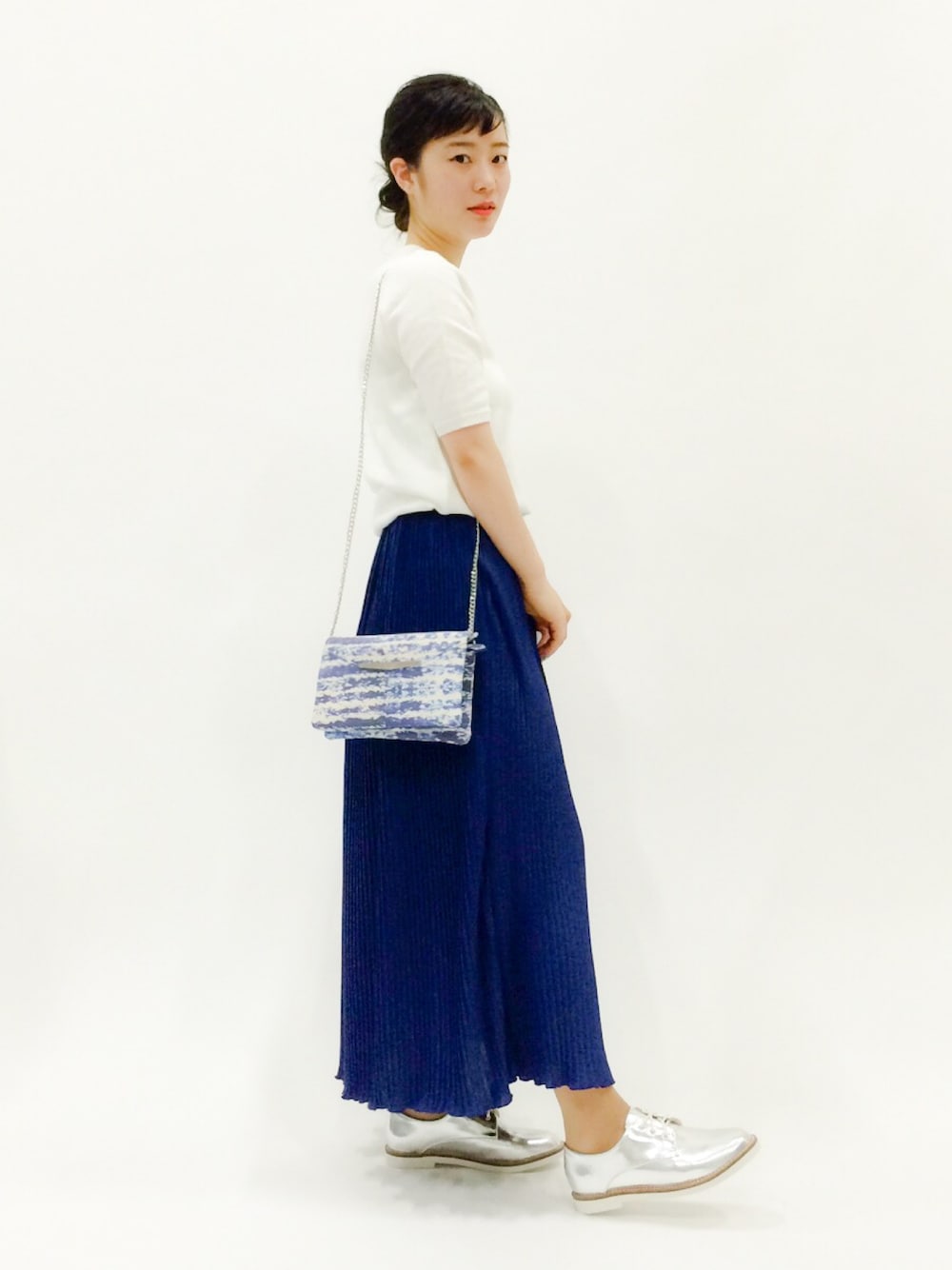 「プリーツスカート、チェーンバッグ、オックスフォード、オックスフォードシューズ、青いスカート」｜「DANIELLE NICOLEの【DANIELLE NICOLE】LIBBYprint CROSSBODY（クラッチバッグ、ブルー系）」を使った、クボヤさん（レディース・157cm）の春コーディネートの1枚目の写真