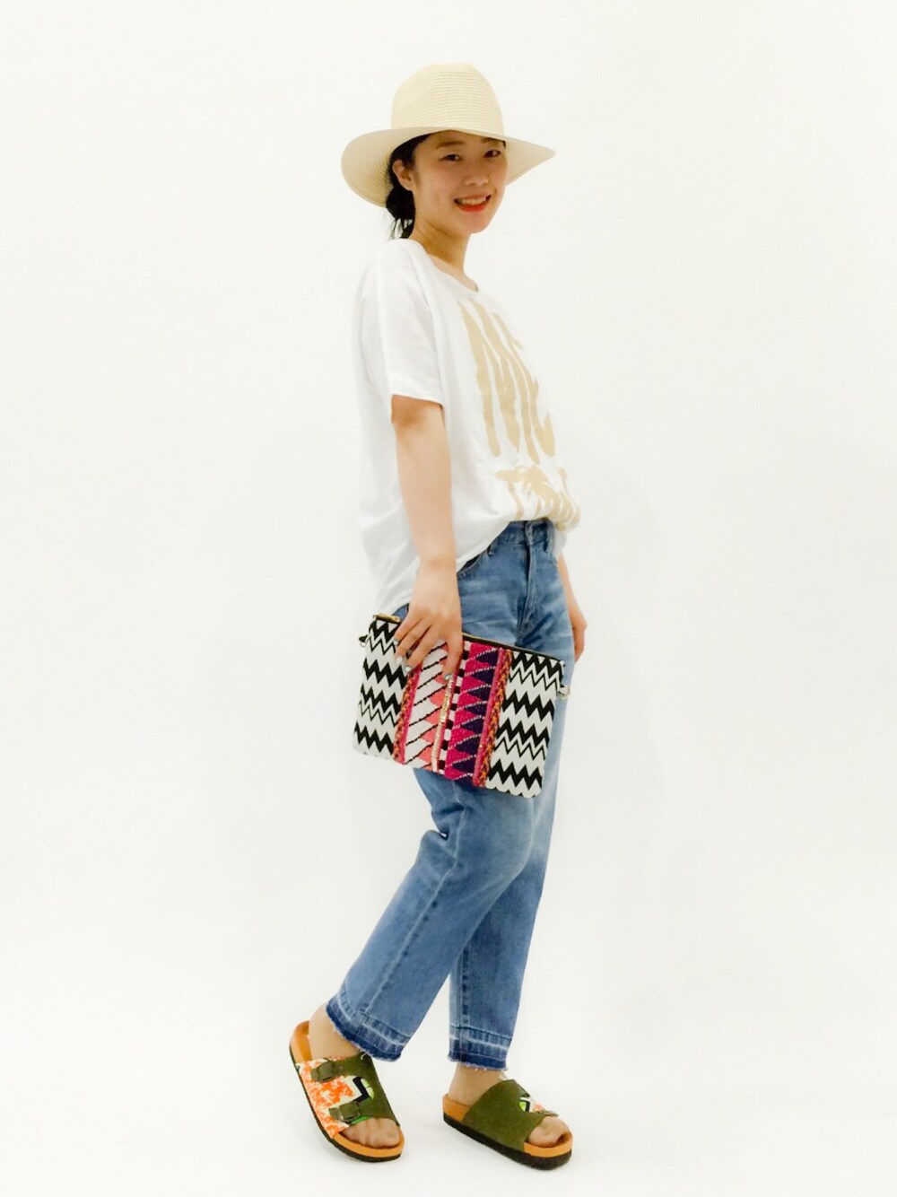 「チチカカ、クロップド、ツバ広ハット、Tシャツ×デニム、アフリカン」｜「JOURNAL STANDARD relumeのRE-ツバヒロハット（ハット、ベージュ系）」を使った、クボヤさん（レディース・157cm）の春コーディネートの1枚目の写真