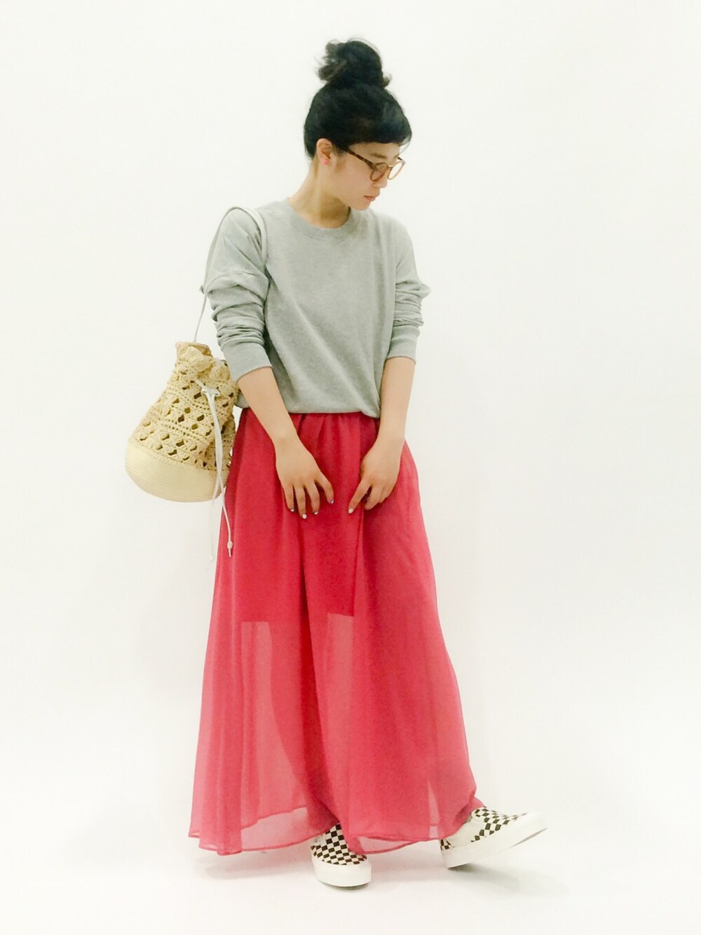「PLAIN CLOTHINGの【PLAIN CLOTHING】バッククロスネックスウェットトップス（スウェット、グレー系）」を使った、クボヤさん（レディース・157cm）の春コーディネートの1枚目の写真