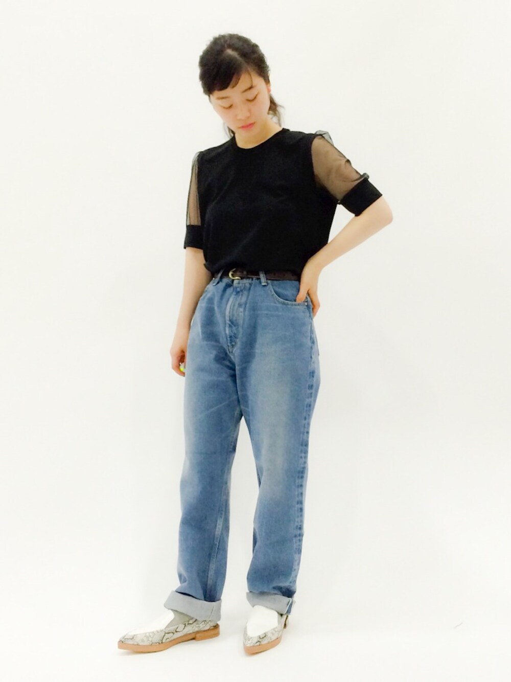 「デニム、JOHN LAWRENCE SULLIVAN、パイソン柄、シースルー、BLACK by moussy」｜「JOHN LAWRENCE SULLIVANのCUT&SEWN（Tシャツ/カットソー、ブラック系）」を使った、クボヤさん（レディース・157cm）の春コーディネートの1枚目の写真