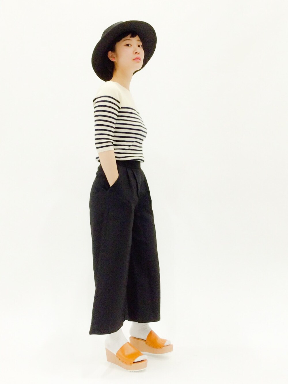 「ボーダー、ワイドパンツ、ボーダーニット、サボ、ガウチョパンツ、ツバ広ハット、むぎわら帽子」｜「journal standard L'essageのコットンボーダー ボートネックプルオーバー#（ニット/セーター、ホワイト系）」を使った、クボヤさん（レディース・157cm）の春コーディネートの1枚目の写真