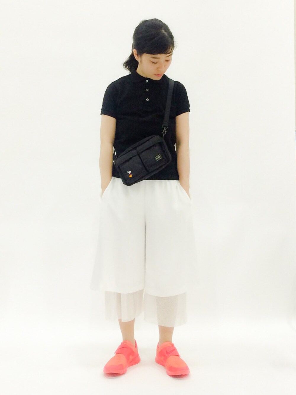 「NIKE、オレンジ、スヌーピー、ネオンカラー、ポロシャツ、Cry.」｜「IENAのCHANTE CLAIR*IENA ポロシャツ。（ポロシャツ、ブラック系）」を使った、クボヤさん（レディース・157cm）の春コーディネートの1枚目の写真