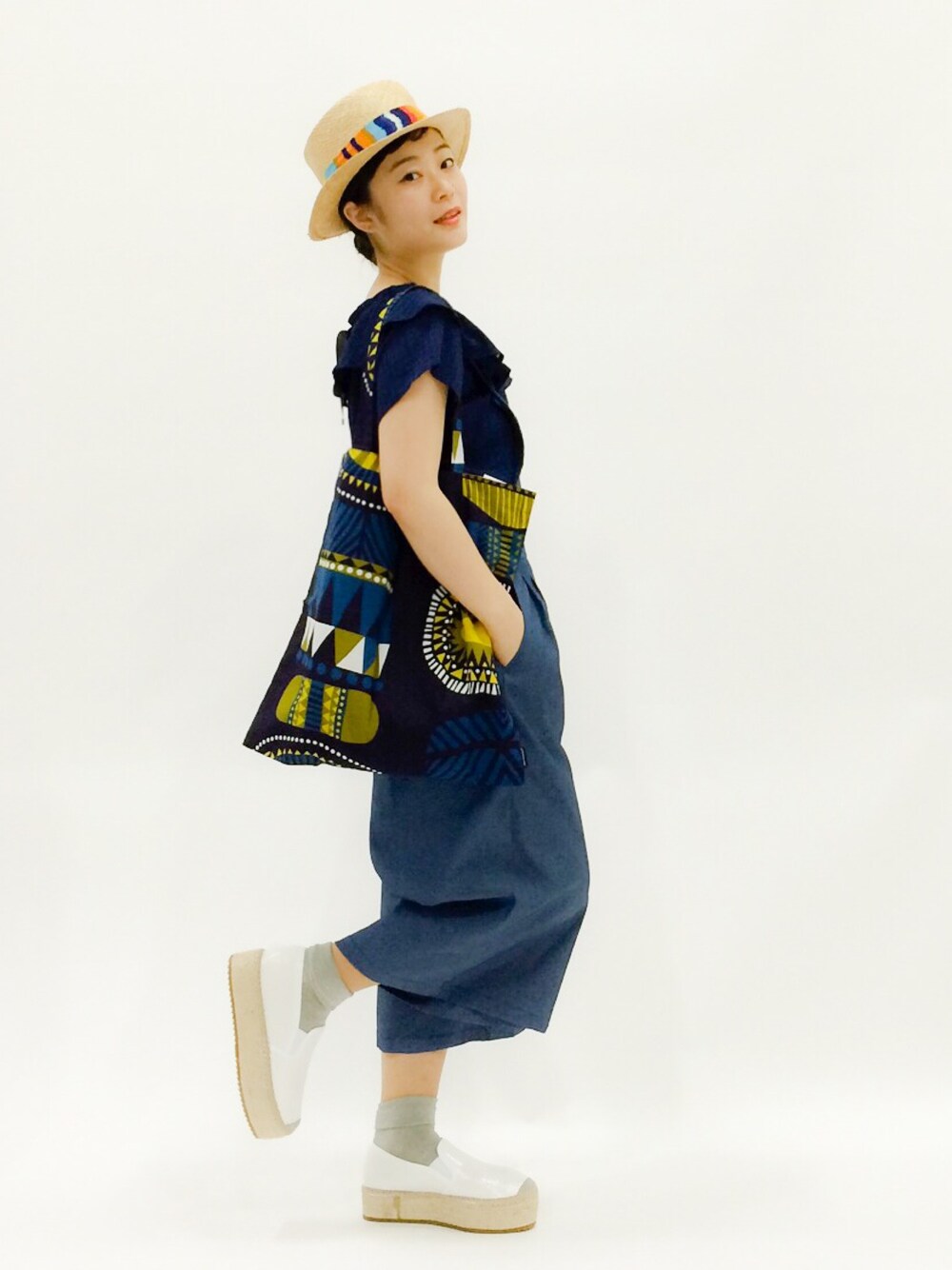 「サロペット、marimekko、カラフル、マリメッコ、カンカン帽、フリルトップス、サーカス」｜「MAJESTIC LEGONのシアーチェックプルオーバー（シャツ/ブラウス、ブルー系）」を使った、クボヤさん（レディース・157cm）の春コーディネートの1枚目の写真