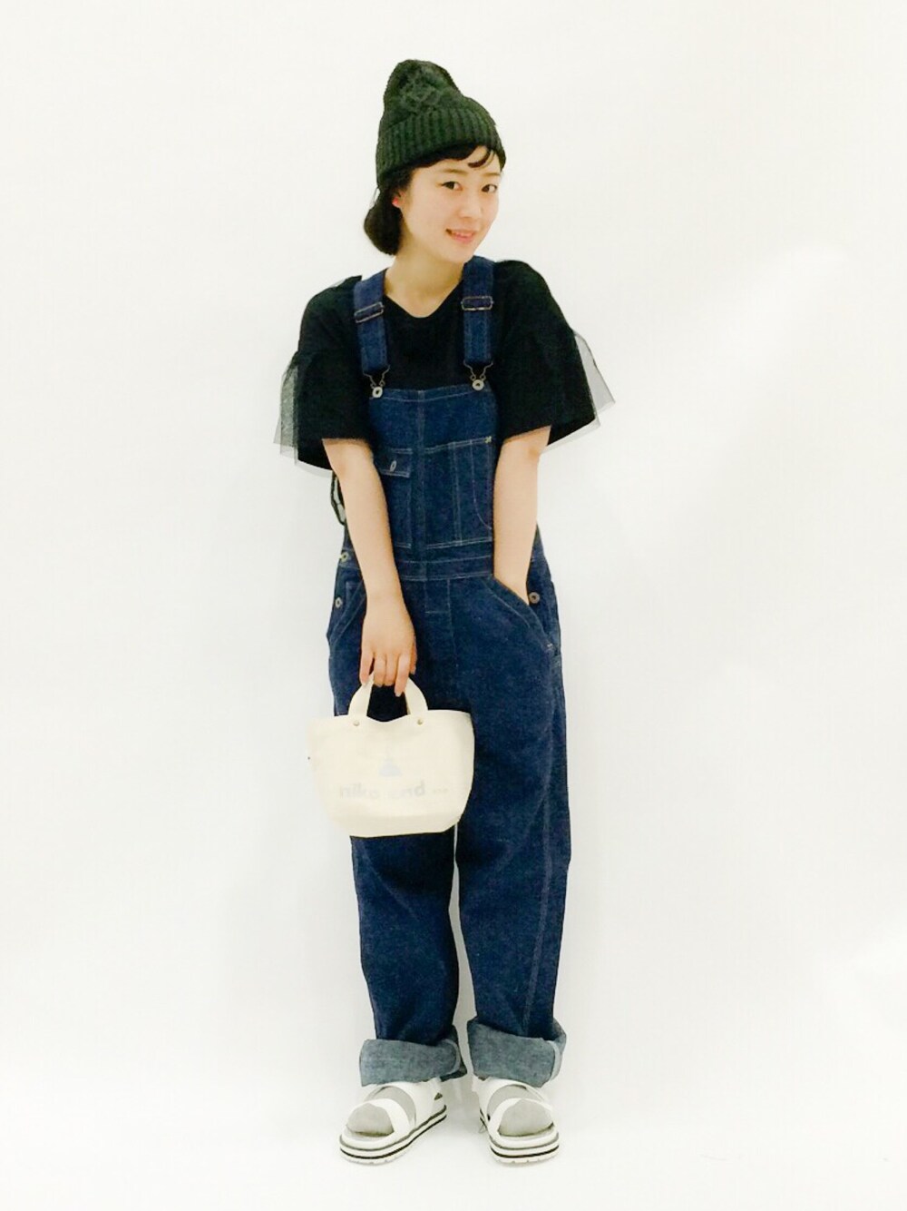 「トートバッグ、ニット帽、チュール、オーバーオール、つなぎ、ミニトート」｜「Ray BEAMSのRBS / チュール レイヤーT（Tシャツ/カットソー、ブラック系）」を使った、クボヤさん（レディース・157cm）の夏コーディネートの1枚目の写真