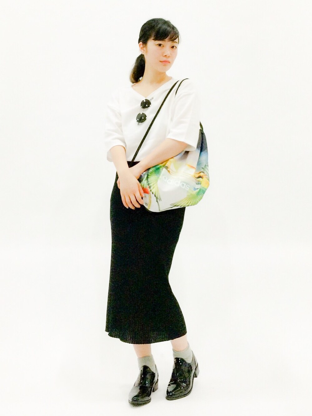 「シンプル、adidas、モード、モノクロ、ナップサック」｜「JOURNAL STANDARD relumeのコットンリネンラッセルボート5分袖#（Tシャツ/カットソー、ホワイト系）」を使った、クボヤさん（レディース・157cm）の夏コーディネートの1枚目の写真