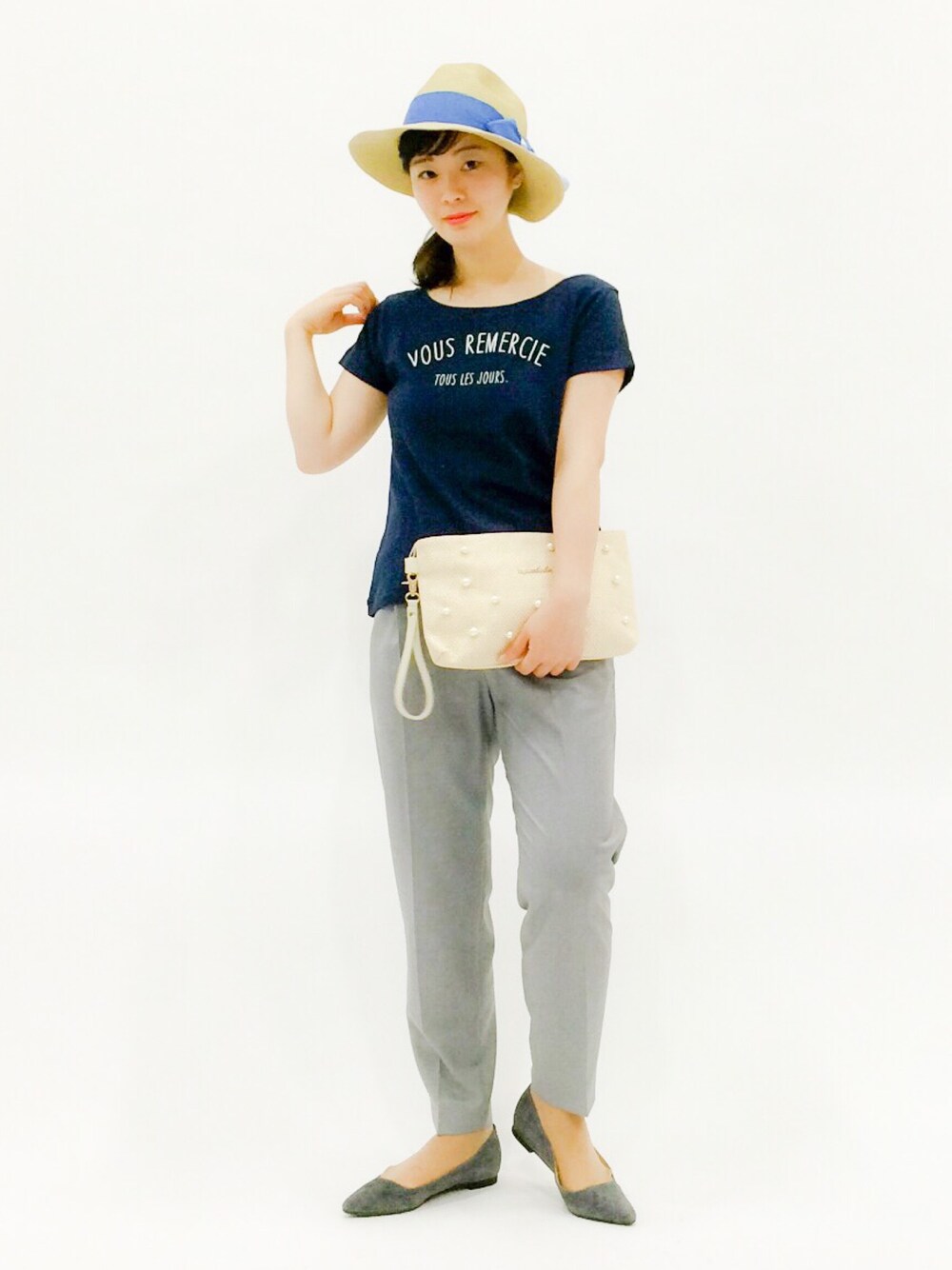 「ロゴT、クラッチバッグ、パール、ポインテッドトゥ、ツバ広ハット」｜「SLOBE IENAのVOUS REMERCIE S/S Tシャツ。（Tシャツ/カットソー、ブルー系）」を使った、クボヤさん（レディース・157cm）の夏コーディネートの1枚目の写真