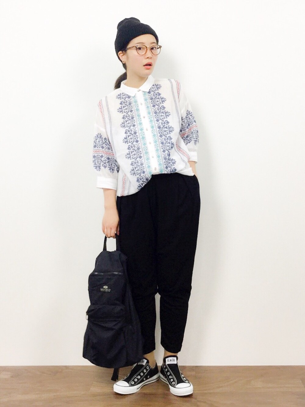 「スニーカー、ニット帽、柄シャツ、刺繍、マニッシュ」｜「Another Editionのローンクロスステッチシャツワンピース/AEBC LAWN ｸﾛｽｽﾃｯﾁ SH OP（シャツワンピース、ホワイト系）」を使った、クボヤさん（レディース・157cm）の夏コーディネートの1枚目の写真