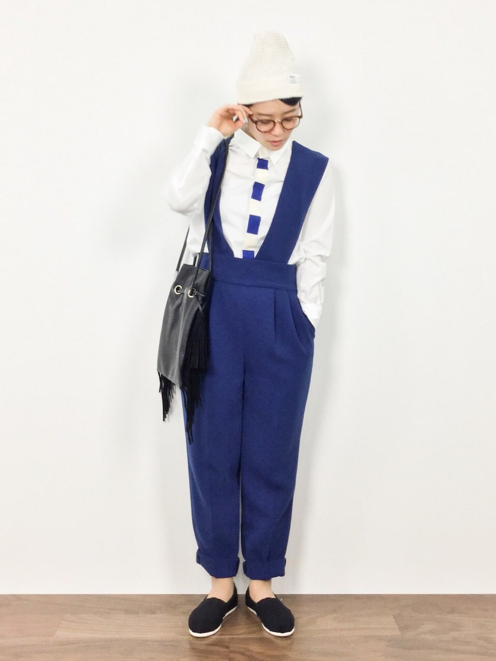 「ニット帽、サロペット、ニットタイ、toms、秋冬」｜「TSUMORI CHISATOのﾈｸﾀｲｼｬﾂ（シャツ/ブラウス、ホワイト系）」を使った、クボヤさん（レディース・157cm）の夏コーディネートの1枚目の写真