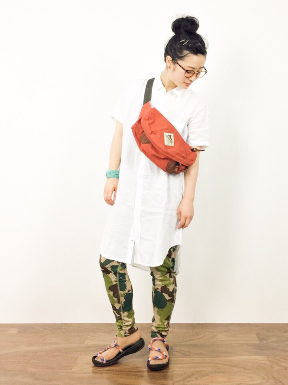 「白シャツ、スポーツミックス、コロンビア、シャツワンピ、Columbia、ダテメガネ」｜「JOURNAL STANDARD relumeのRE-リネンシャツワンピース#（シャツワンピース、ホワイト系）」を使った、クボヤさん（レディース・157cm）の夏コーディネートの1枚目の写真