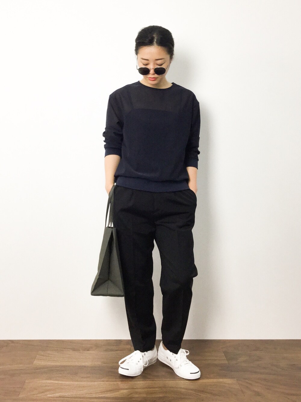 「トートバッグ、プルオーバー、サングラス、タックパンツ、シースルー、ZOZO夏セール2015」｜「BEAUTY&YOUTH UNITED ARROWSのBY ∵パワーネットロングスリーブ◆◆（Tシャツ/カットソー、ブルー系）」を使った、クボヤさん（レディース・157cm）の夏コーディネートの1枚目の写真