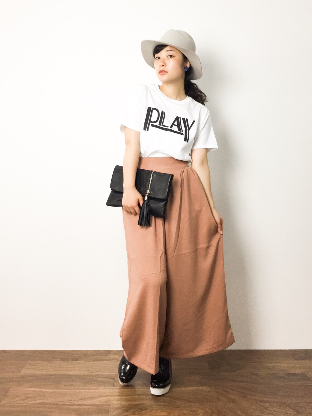 ホワイト系のTシャツ/カットソー、イエロー系のその他パンツ、ブラック系のスリッポンを着用したレディースの夏コーディネートの1枚目の写真
