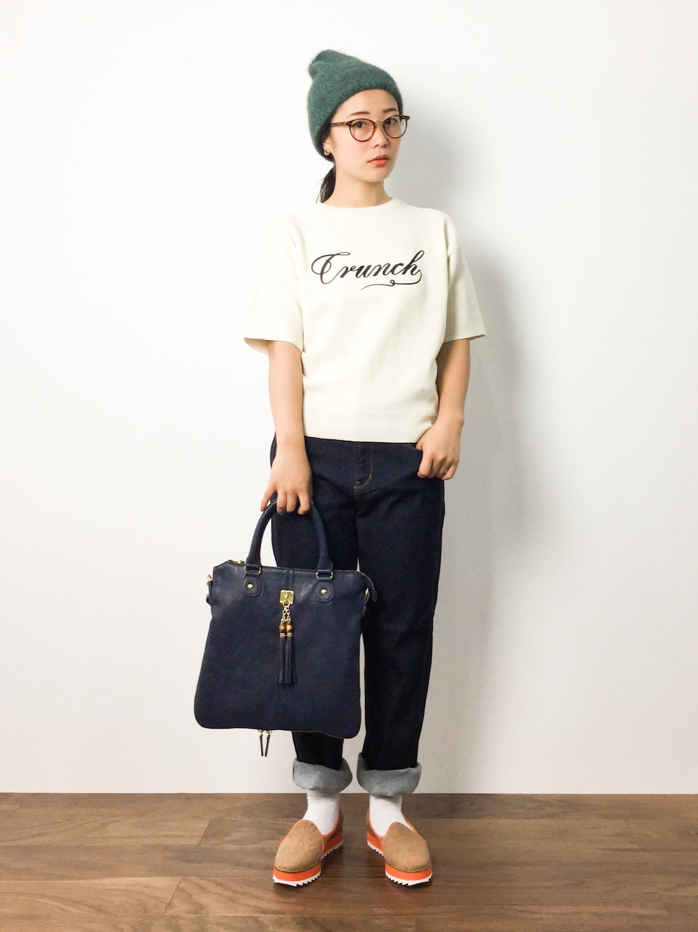 「デニム、アンゴラニット、ニット帽、ロゴニット、シャークソール」｜「Spick & SpanのDOUBLE KNIT シシュウロゴ プルオーバー。（ニット/セーター、ホワイト系）」を使った、クボヤさん（レディース・157cm）の夏コーディネートの1枚目の写真