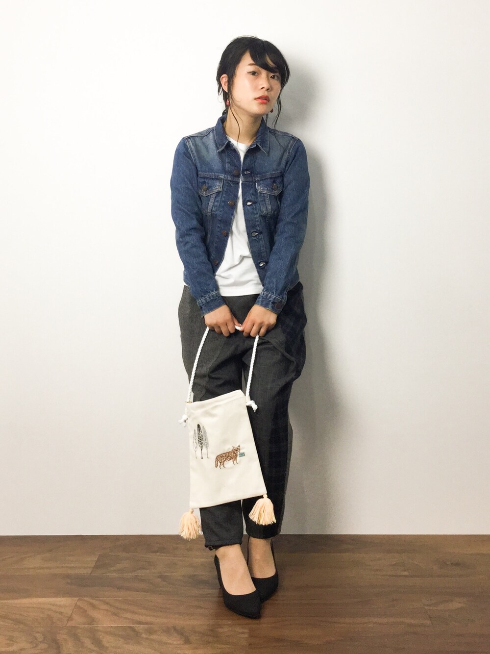 「デニム、カジュアル、デニムジャケット、秋のコーデ、ワイドパンツ、シンプルコーデ」｜「BEAMS BOYのorslow / 60s DENIM JACKET（デニムジャケット、ブルー系）」を使った、クボヤさん（レディース・157cm）の夏コーディネートの1枚目の写真