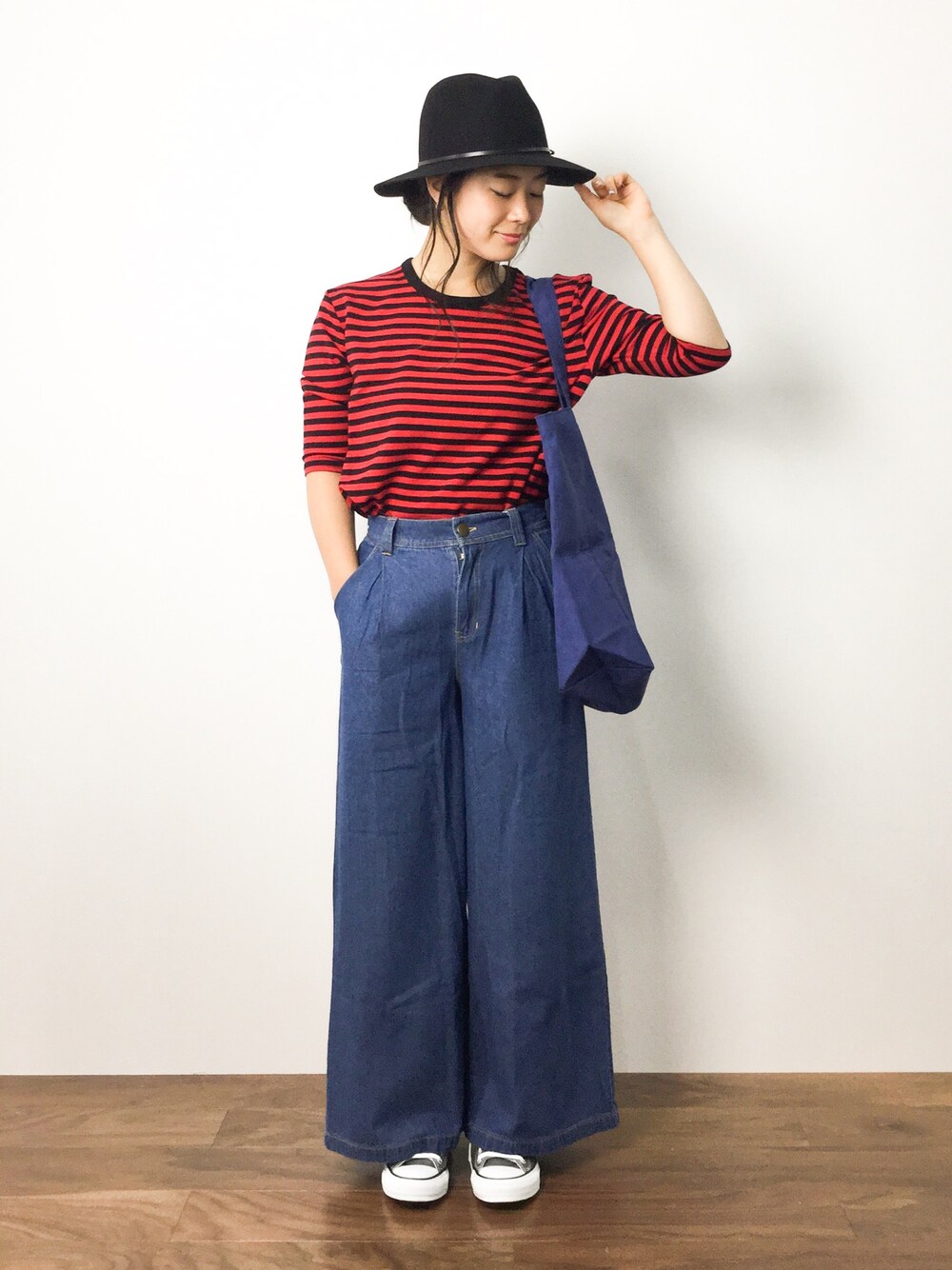 「コンバース、ボーダー、converse、ハット、ワイドパンツ、コンバース オールスター、ローカットスニーカー、ツバ広ハット、ワイドデニム」｜「WHO'S WHO galleryの【SMOOZZYS】デザインボーダーTEE（Tシャツ/カットソー、レッド系）」を使った、クボヤさん（レディース・157cm）の夏コーディネートの1枚目の写真