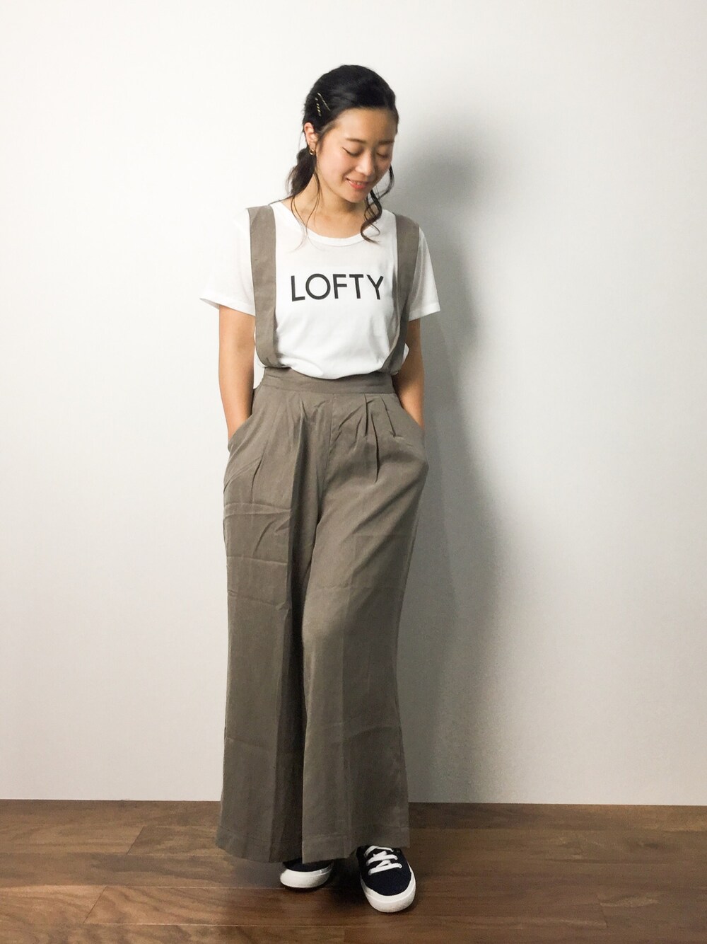 「ロゴT、カジュアル、サロペット、リラックススタイル、スエードシューズ」｜「FRAMeWORKのT/Cテンジク ロゴT。（Tシャツ/カットソー、ホワイト系）」を使った、クボヤさん（レディース・157cm）の夏コーディネートの1枚目の写真