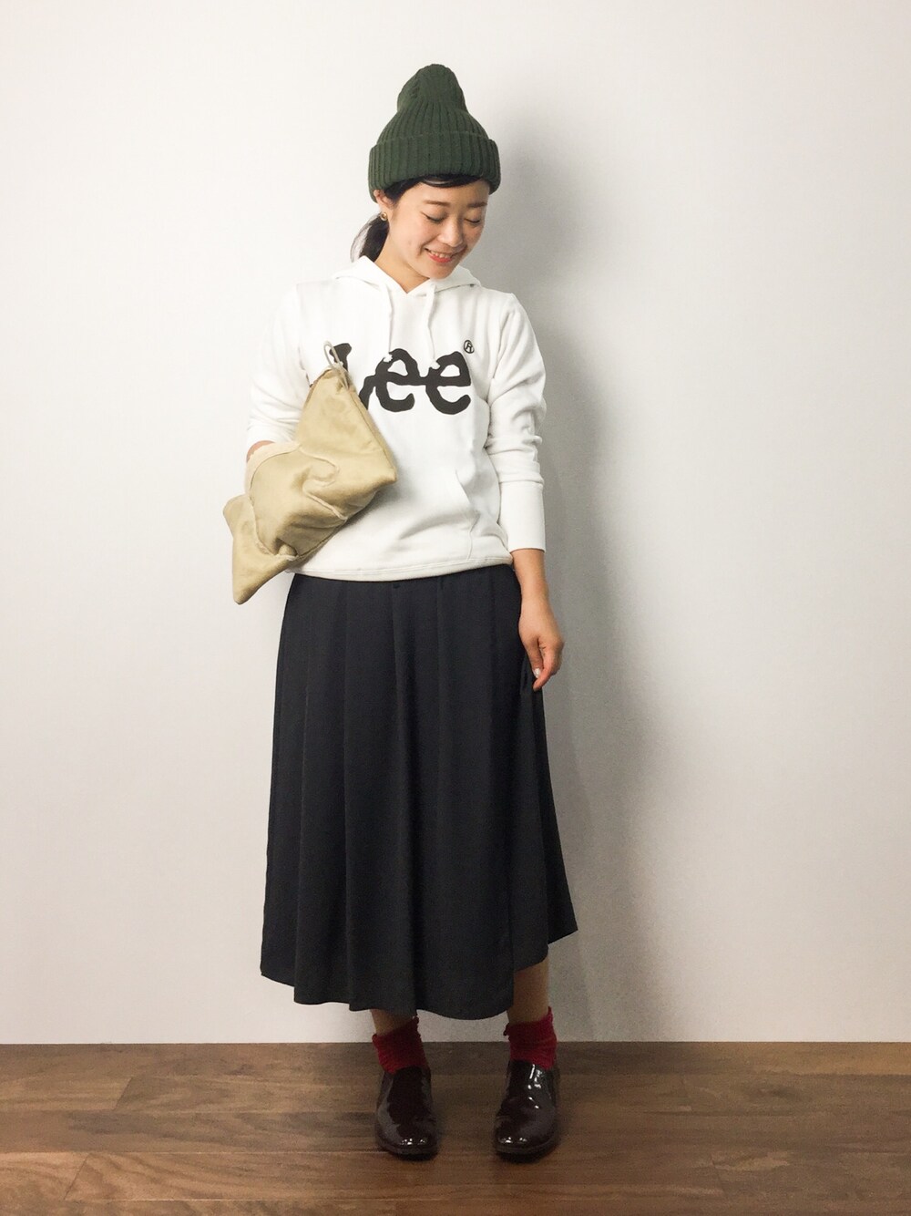 「ニット帽、パーカー、ボア、LEE、プルオーバーパーカー、サイドゴアブーツ、カジュアルコーデ」｜「LeeのLEE LOGO PRINT PARKA（パーカー、ホワイト系）」を使った、クボヤさん（レディース・157cm）の夏コーディネートの1枚目の写真