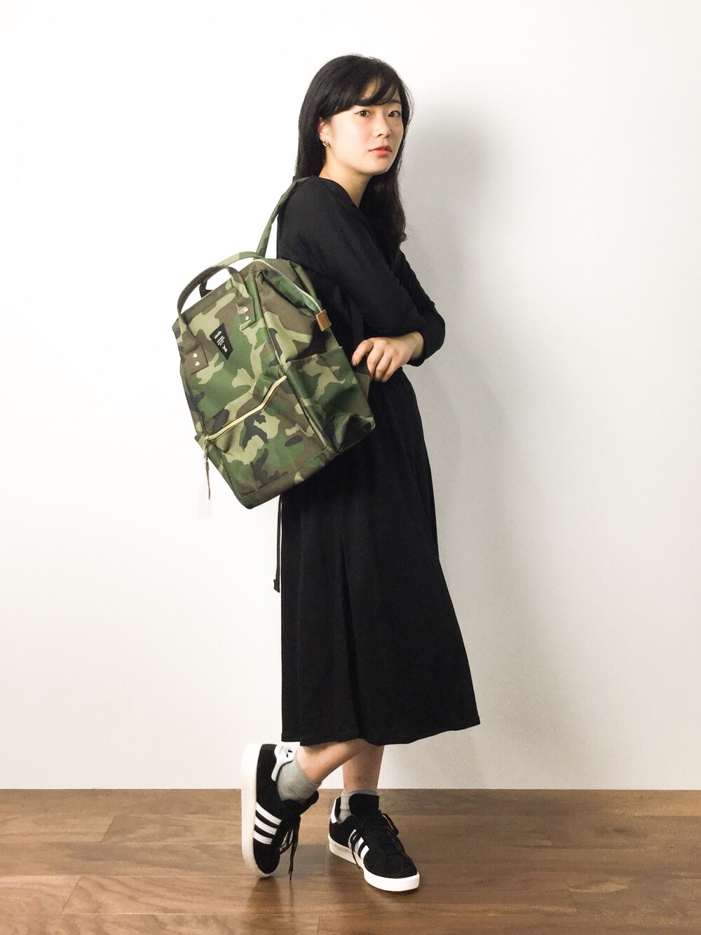 「カモフラージュ、カモフラ、迷彩、カジュアルダウン、黒ワンピ、CP80s、迷彩バッグ、黒いワンピース」｜「ELFORBRのﾃﾝｾﾙｷｭﾌﾟﾗ裏毛ｶﾞｳﾁｮｵｰﾙｲﾝﾜﾝ（つなぎ/オールインワン、ブラック系）」を使った、クボヤさん（レディース・157cm）の夏コーディネートの1枚目の写真
