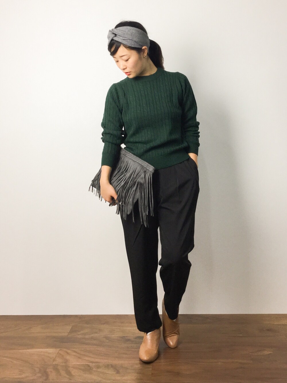 「ニット、ブーティ、ヘアバンド、ケーブルニット、フリンジバッグ、秋」｜「WEGOのWEGO/ケーブルセーター（ニット/セーター、グリーン系）」を使った、クボヤさん（レディース・157cm）の夏コーディネートの1枚目の写真