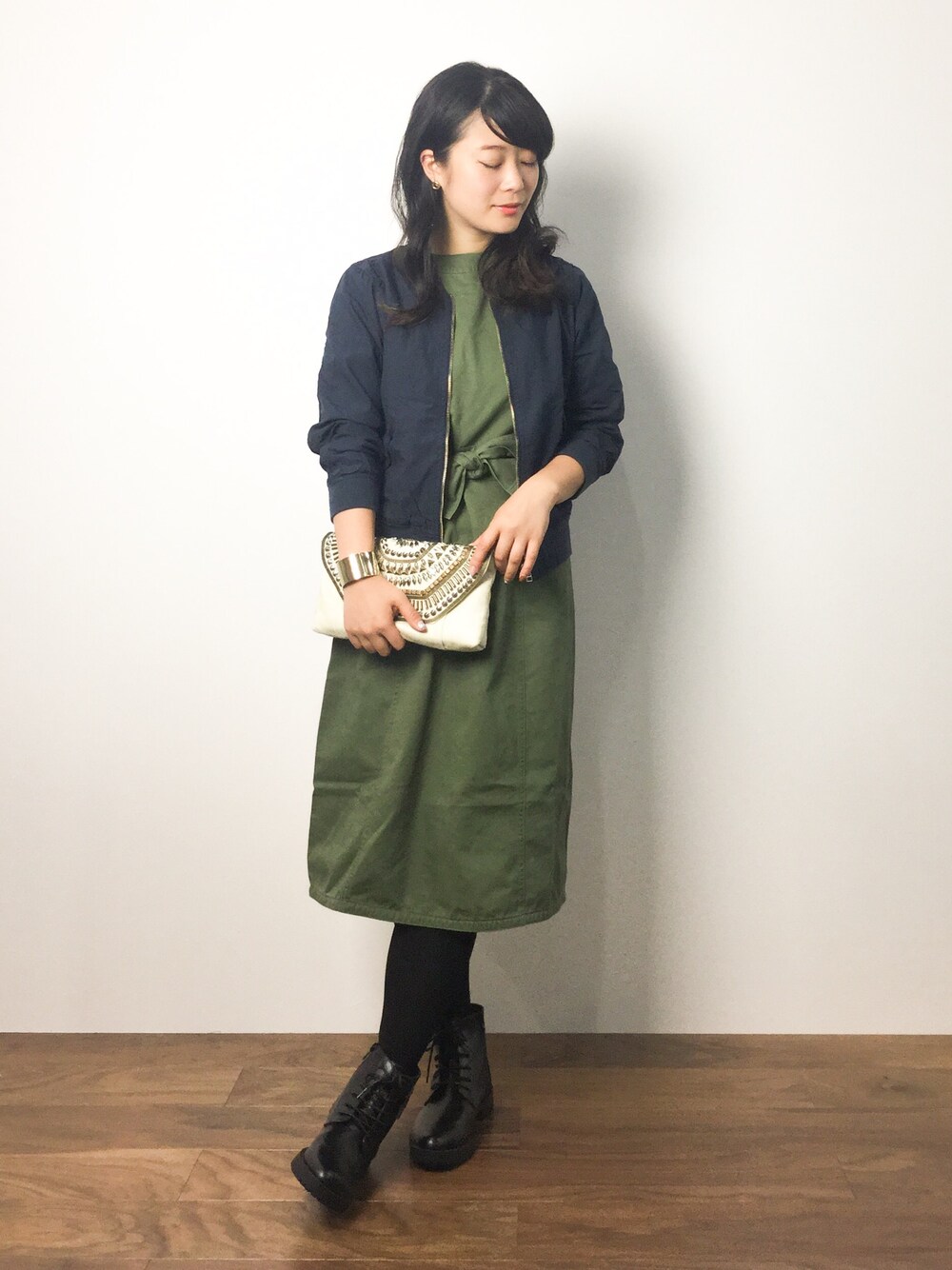 「ブルゾン、ワンピース、レースアップシューズ、カーキ、ビーズ、黒タイツ」｜「green label relaxingのGC C MA-1 ブルゾン（MA-1、ブルー系）」を使った、クボヤさん（レディース・157cm）の秋コーディネートの1枚目の写真