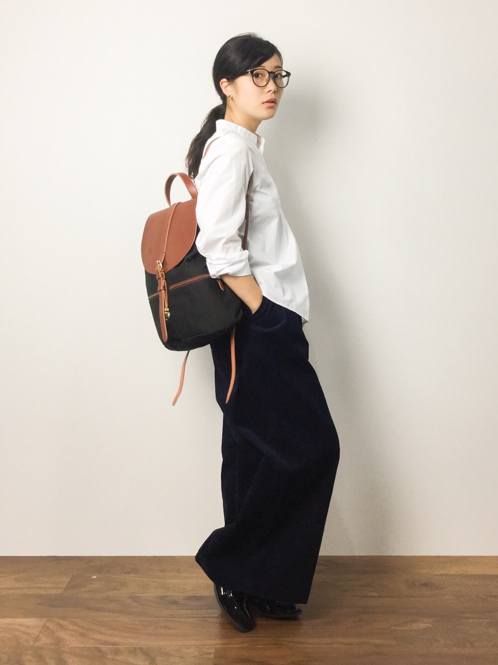 「レザー、IL BISONTE、シンプルコーデ、イルビゾンテ、レザーリュック、ノームコア」｜「human womanの１８０／２ガスブロードスタンドカラーブラウス（シャツ/ブラウス、ホワイト系）」を使った、クボヤさん（レディース・157cm）の秋コーディネートの1枚目の写真