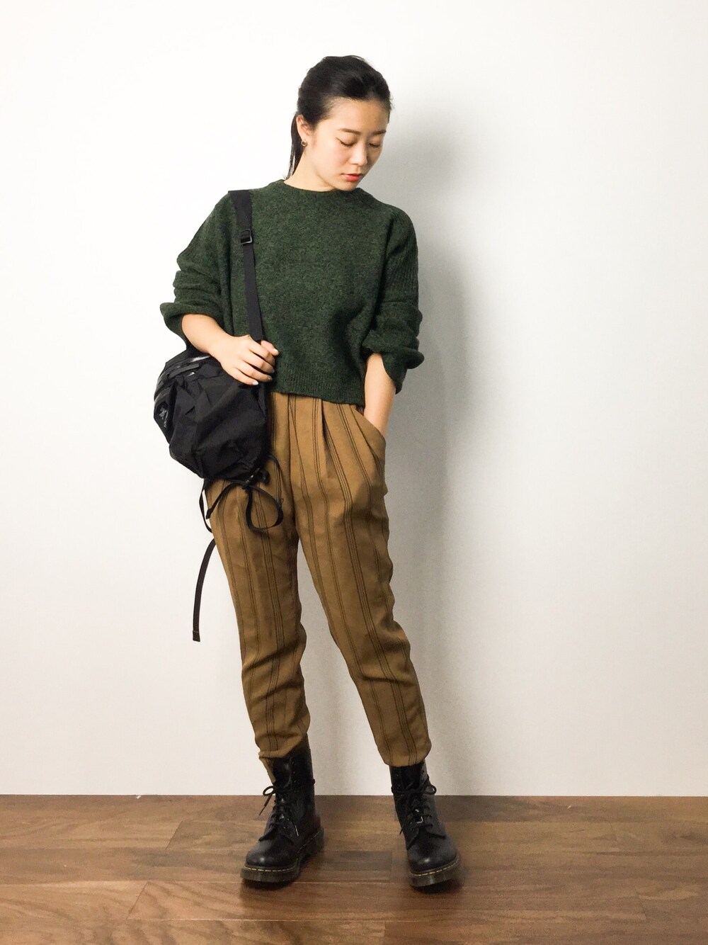 「Dr.Martens、ゆるニット、マーチン、ARC'TERYX、ストライプパンツ」｜「KBFのKBF　WIDEスリーブニット（ニット/セーター、グリーン系）」を使った、クボヤさん（レディース・157cm）の秋コーディネートの1枚目の写真