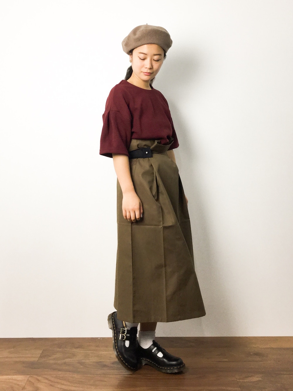 「ベレー帽、Dr.Martens、マーチン、ボリュームスカート、ドロップショルダー」｜「KBFのKBF リップルプルオーバー（Tシャツ/カットソー、レッド系）」を使った、クボヤさん（レディース・157cm）の秋コーディネートの1枚目の写真