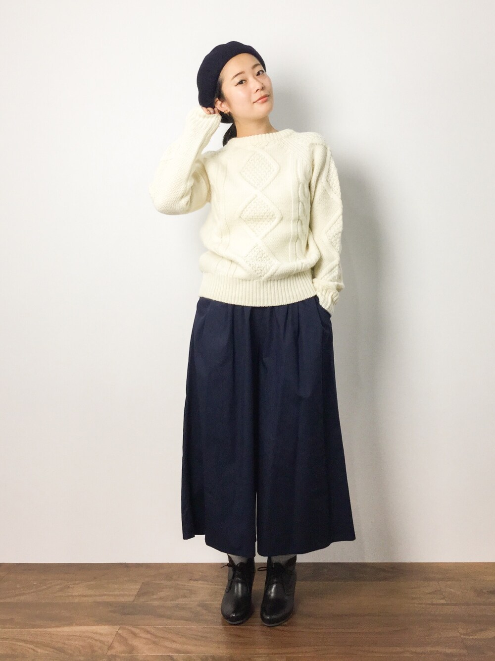 「ニット、ベレー帽、ショートブーツ、アランニット、冬、ガウチョパンツ」｜「BEAMS BOYのBEAMS BOY / 3ゲージ アランクルー■（ニット/セーター、ベージュ系）」を使った、クボヤさん（レディース・157cm）の秋コーディネートの1枚目の写真