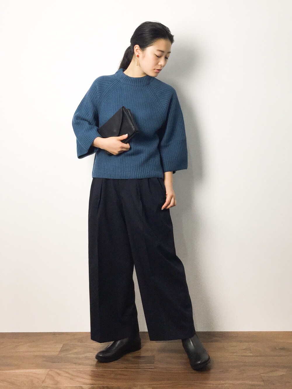「秋のコーデ、ワイドパンツ、サイドゴアブーツ、ストライプパンツ、サイドゴア、ゆったりシルエット」｜「JEANASISのアゼワイドプルオーバー7S/568584（ニット/セーター、ブルー系）」を使った、クボヤさん（レディース・157cm）の秋コーディネートの1枚目の写真