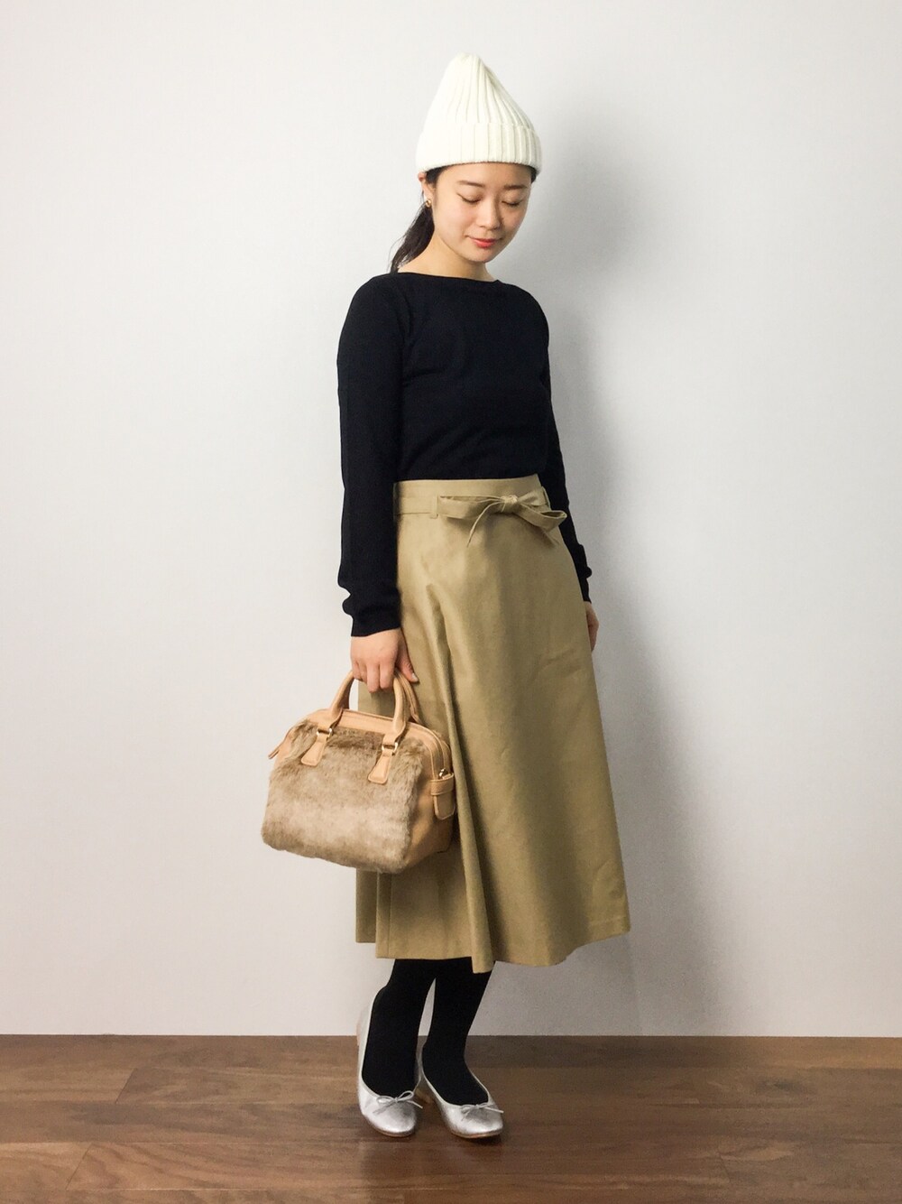 「ニット帽、秋のコーデ、ナチュラル、バレエシューズ、Steven Alan、ボートネック、シルバーシューズ、秋コーデ」｜「Finの【低反発スポンジ入り】バレエシューズ（バレエシューズ、シルバー系）」を使った、クボヤさん（レディース・157cm）の秋コーディネートの1枚目の写真