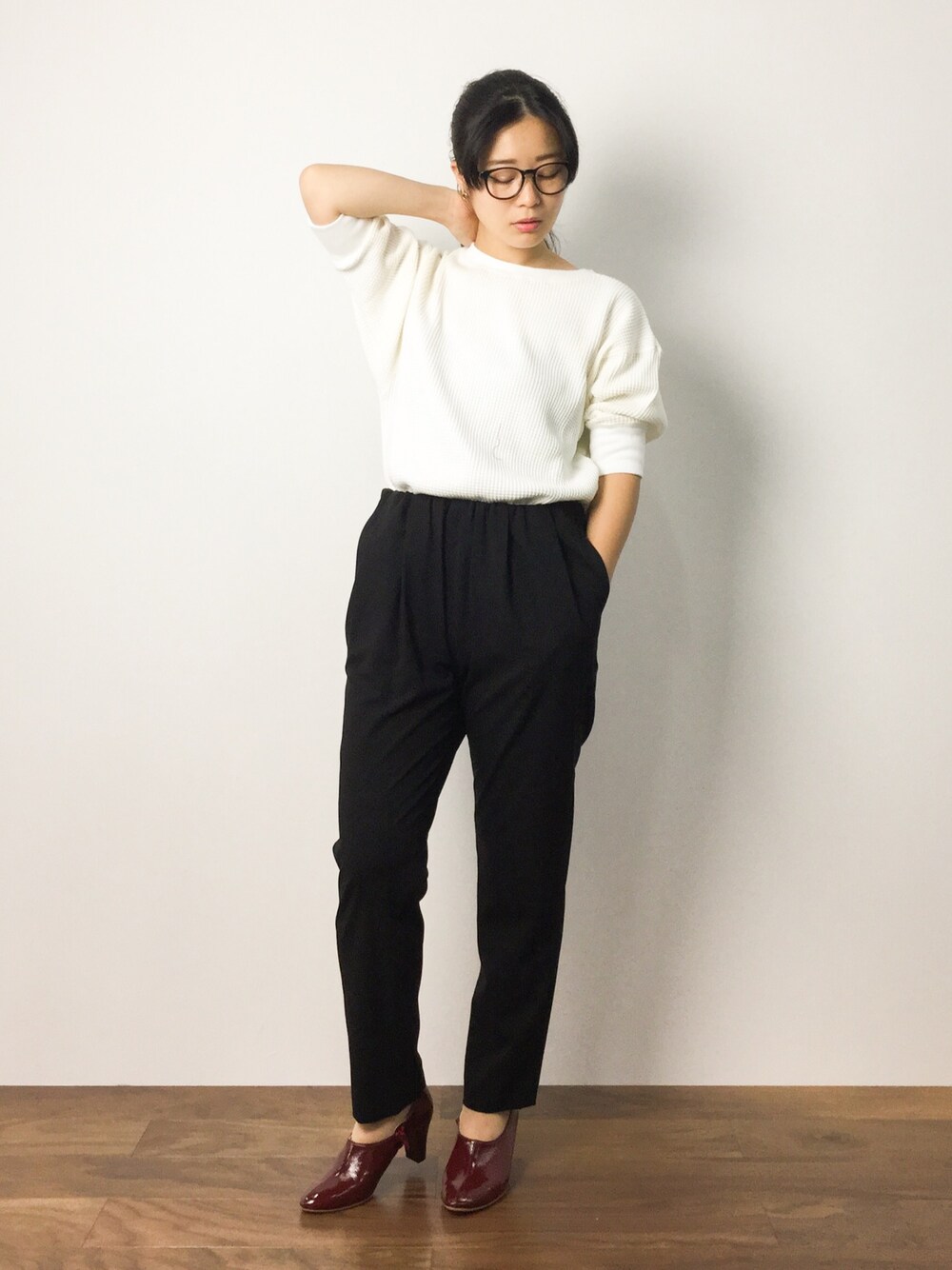 「モノトーン、ラフ、大人コーデ、ダテメガネ、サーマル、オトナカジュアル」｜「BEAUTY&YOUTH UNITED ARROWSの＜6(ROKU)＞THERMAL 6SLEEVE/ｶｯﾄｿｰ（Tシャツ/カットソー、ホワイト系）」を使った、クボヤさん（レディース・157cm）の秋コーディネートの1枚目の写真