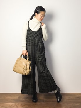 「白ニット」｜「アイテム（つなぎ/オールインワン）」を使った、クボヤさん（レディース・157cm）の秋コーディネート