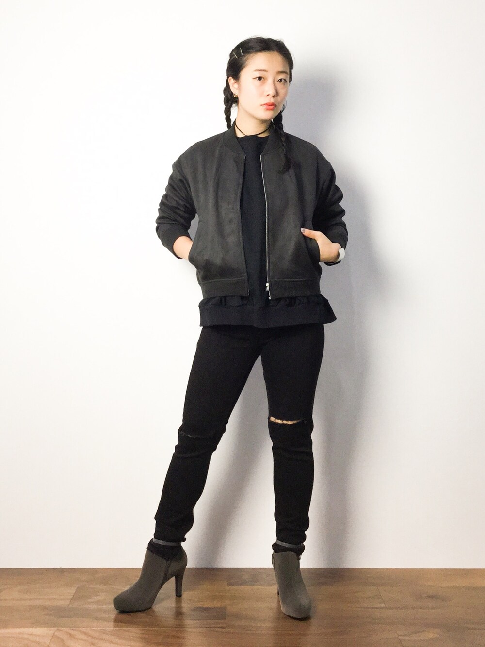 「ブルゾン、スウェット、オールブラック、rock、ダメージデニムパンツ」｜「LOWRYS FARMのフェイクスウェードリブブルゾン　569131（ブルゾン、グレー系）」を使った、クボヤさん（レディース・157cm）の秋コーディネートの1枚目の写真