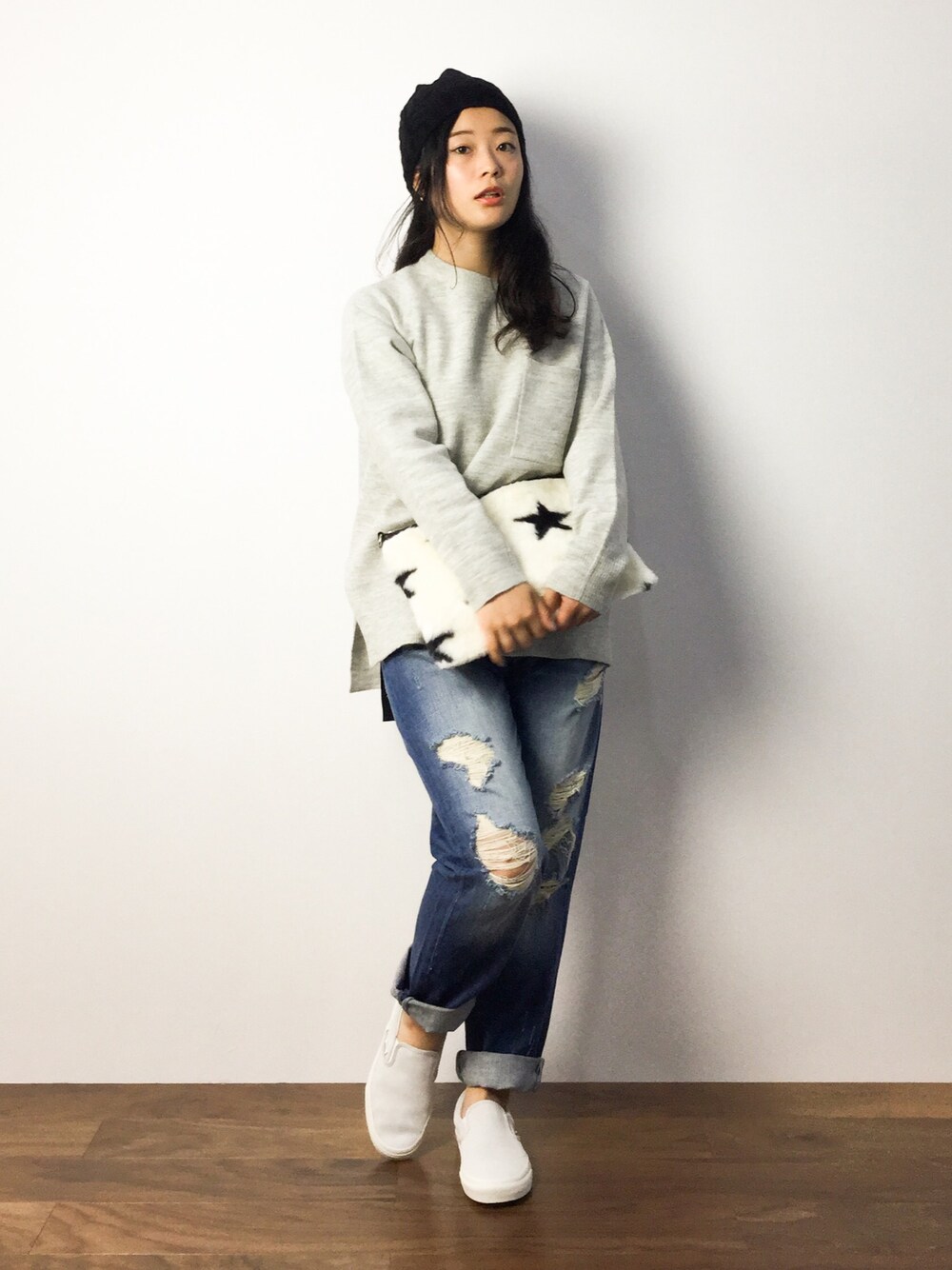 「スウェット、カジュアル、ストリート、ダメージデニムパンツ、クラッシュデニム、ラクチンコーデ」｜「URBAN RESEARCH ROSSO WOMENのROSSO アラン柄KNIT帽子（ニットキャップ/ビーニー、ブラック系）」を使った、クボヤさん（レディース・157cm）の秋コーディネートの1枚目の写真