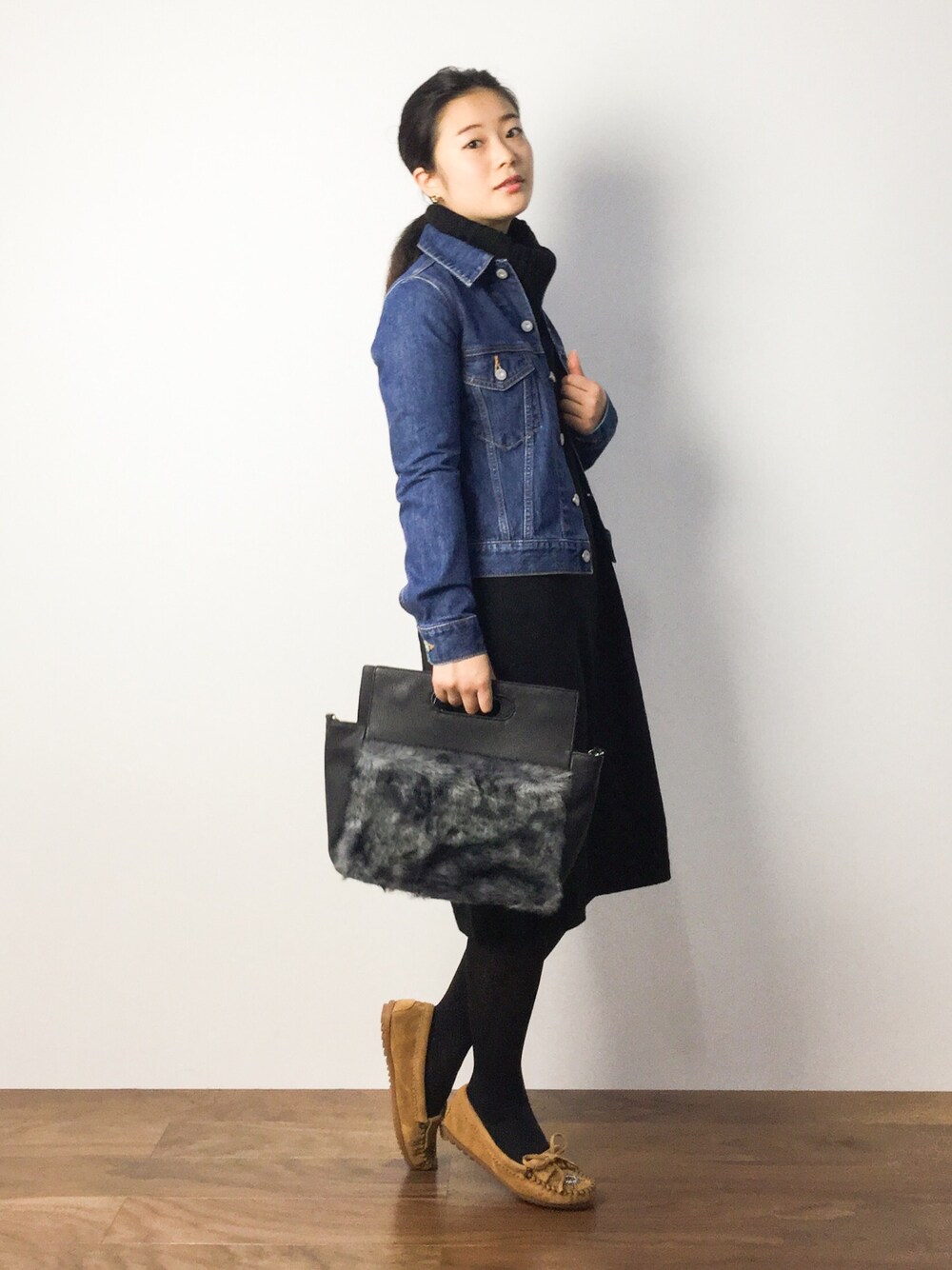 「デニム、ニットワンピ、デニムジャケット、ニットワンピース、Gジャン、モカシン」｜「MOUSSYのDENIM FIT JK（デニムジャケット、ブルー系）」を使った、クボヤさん（レディース・157cm）の秋コーディネートの1枚目の写真