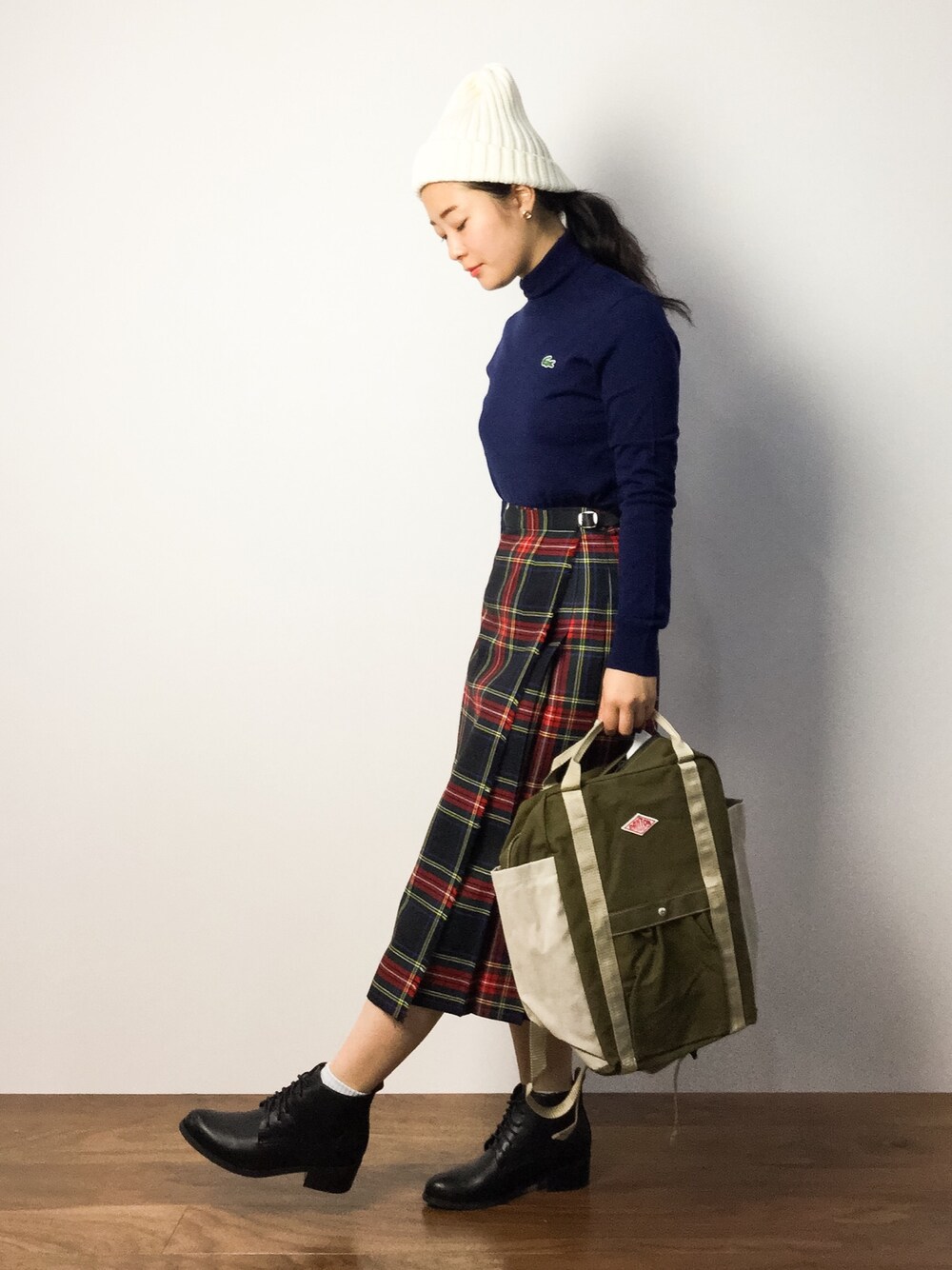 「ブリティッシュ、LACOSTE、Danton、ロンドン、チェックスカート、ダントン、ラコステ、o'neil of dublin、オニールオブダブリン」｜「GLOBAL WORKのリブニットワッチ/566060（ニットキャップ/ビーニー、ホワイト系）」を使った、クボヤさん（レディース・157cm）の秋コーディネートの1枚目の写真